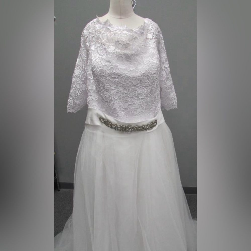 NWOT- 3/4 sleeve plus-size wedding dress
